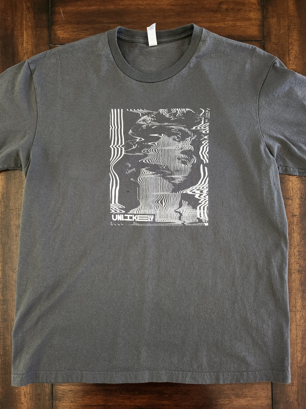Unlabeled Men's Gray Graphic Tee with White Distorted Pattern Large